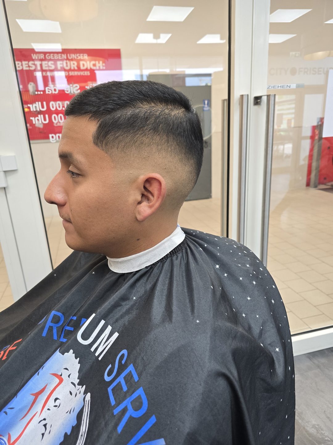 Skin Fade mit kurzem Oberkopf
